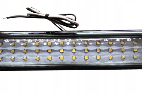 Długa lampa z wieloma żółtymi diodami LED, idealna jako lampy LED do kabin lakierniczych.