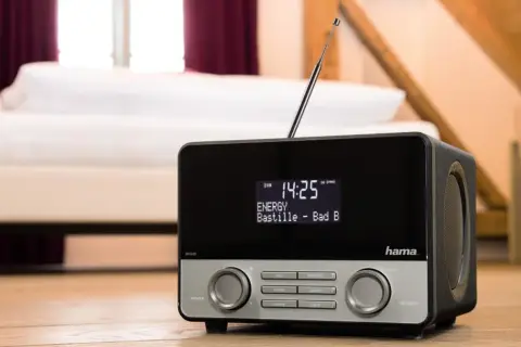 Nowoczesne radio DAB Hama, grające "Bastille - Bad B" na stacji ENERGY. To radio dab, co to za technologia?