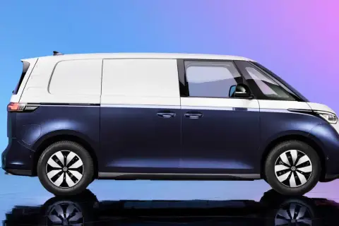 Nowy VW ID. Buzz w dwukolorowym malowaniu – granatowy dół i biała góra. Idealny do miejskich podróży i transportu.