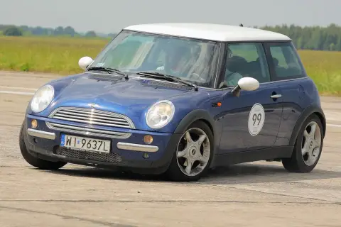 Mini Cooper R50: Ikona czy skarbonka? Przewodnik przed zakupem