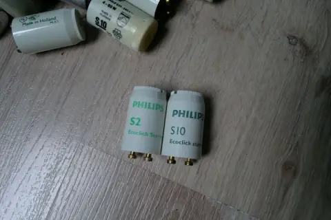 Dwa startery Philips S2 i S10, które pomogą Ci dobrać starter do świetlówki.