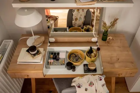 Jak połączyć biurko z toaletką? Eleganckie biurko z lustrem i schowkami na kosmetyki i biżuterię.
