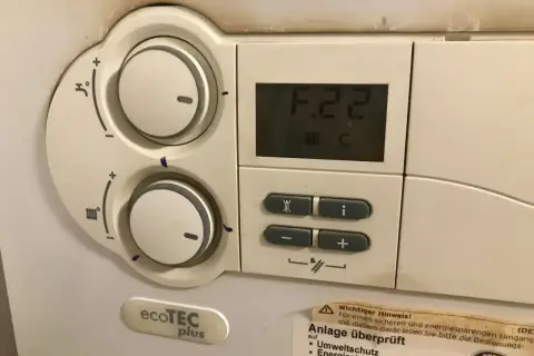 Vaillant piec gazowy dwufunkcyjny ecotec plus nie grzeje wody. Na wyświetlaczu kod F.22.