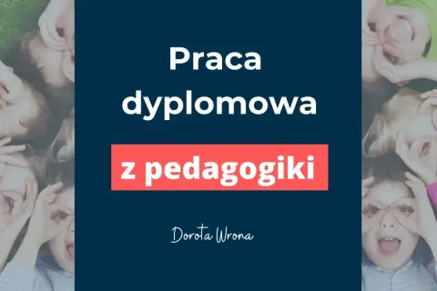 Uśmiechnięte dzieci leżące na trawie, z dłońmi przy oczach. Na środku tekst: "Praca dyplomowa z pedagogiki".