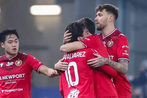 Piłkarze w czerwonych strojach świętują bramkę. Widzew Łódź – Lech Poznań.