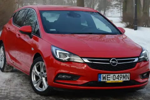 Czerwona Astra K 1.6 CDTI na tle zimowego krajobrazu.