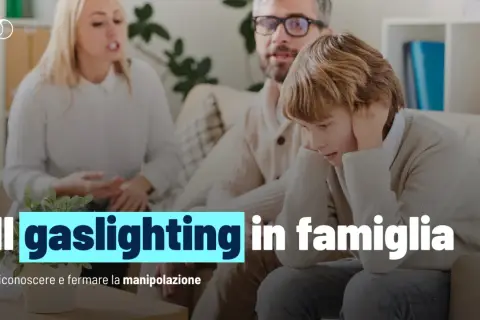Famiglia in crisi, un bambino turbato mentre i genitori discutono. Il gaslighting in amore può distruggere i legami.