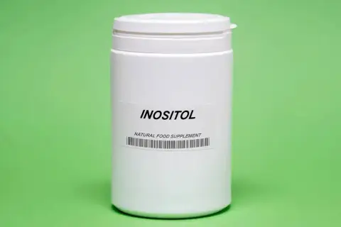 Biały pojemnik z etykietą "INOSITOL NATURAL FOOD SUPPLEMENT". Inozytol a odchudzanie - wsparcie dla Twojej sylwetki.