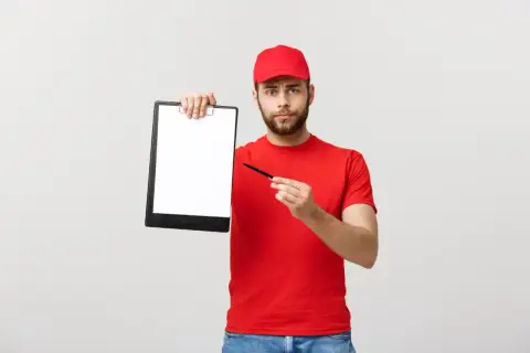 Kurier DHL z notatnikiem i długopisem, gotowy do spisania protokołu szkody.