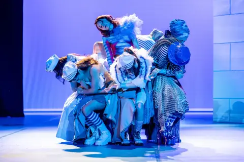 Aktorzy Teatru Miejskiego im. Witolda Gombrowicza w Gdyni w scenie zbiorowej, w stylizowanych strojach marynistycznych.