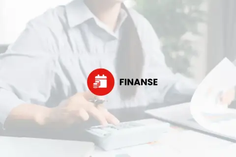 Osoba liczy na kalkulatorze, obok czerwone koło z ikoną kalendarza i monet oraz napis "FINANSE".