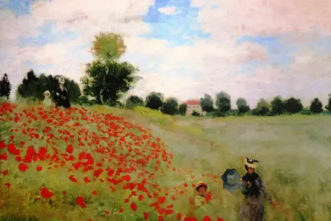Ein Feld voller Mohnblumen, mit zwei Frauen und einem Kind, die durch die Wiese spazieren. Ein bekanntes Kunstwerk, das die Schönheit der Natur einfängt.