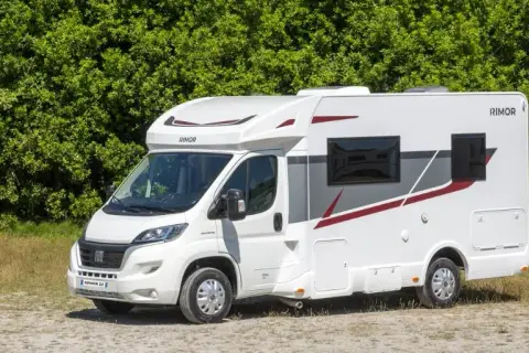 Ile kosztuje kamper? Sprawdź ceny, opłaty i sposoby na oszczędności