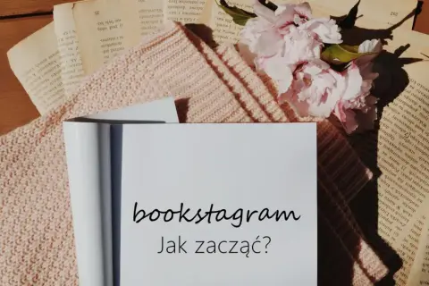Książki, różowy sweterek i kwiaty. Czy recenzje bookstagramerów realnie przekładają się na sprzedaż?