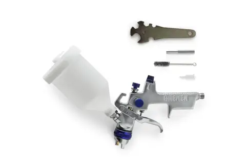 Pistola de pintura Bremen, una herramienta de aire comprimido con la que se pinta, junto a sus accesorios de limpieza y ajuste.