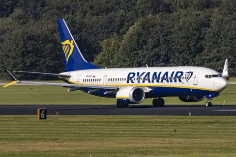 Samolot Ryanair na pasie startowym. Czy zastanawiałeś się, co to jest opłata transakcyjna Ryanair?