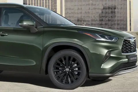 Zielony Toyota Highlander Hybrid z czarnymi felgami. Sprawdź atrakcyjną toyota highlander cena.