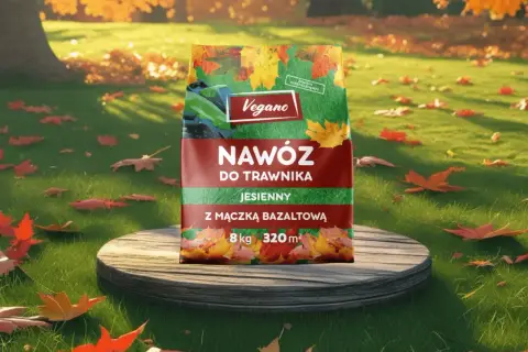 Jesienny nawóz do trawnika Vegano z mączką bazaltową, który zawiera superfosfat, na tle jesiennego ogrodu.