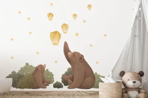 Urocza naklejka na ścianę miś i jego dziecko wypuszczają lampiony na nocnym niebie.