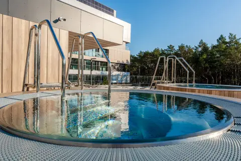 Relaks w hotelu Shelter Rogowo: baseny zewnętrzne z widokiem na las.