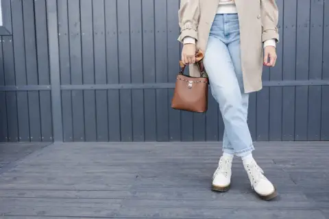 Jakie buty do mom fit? Sekrety stylistki, by wydłużyć nogi!