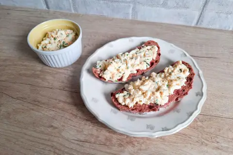 Pyszna pasta jajeczna ze szczypiorkiem na ciemnym pieczywie. Idealna na śniadanie lub przekąskę.