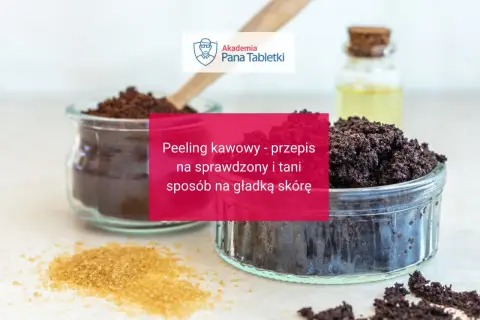 Słoiczki z mieloną kawą i brązowym cukrem, idealne do domowego peelingu kawowego. Obok buteleczka z olejkiem.