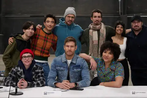 The Umbrella Academy obsada: Elliot Page, Aidan Gallagher, Tom Hopper, David Castañeda, Emmy Raver-Lampman, Robert Sheehan, Ritu Arya, Colm Feore.