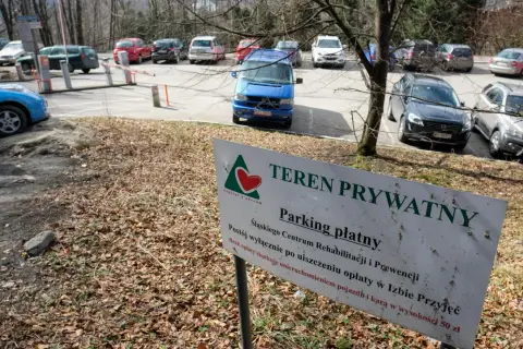 Parking w sanatorium: Ile kosztuje? Uniknij ukrytych opłat!
