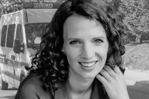 Uśmiechnięta Aleksandra Zawieruszanka, obok radiowozu. Może to jej syn jest policjantem?