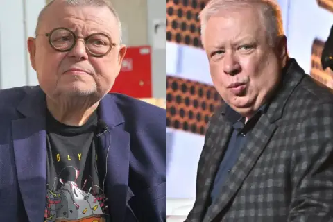 Dwóch mężczyzn, jeden w okularach i koszulce z grafiką, drugi w kratowanej marynarce. Nie ma informacji o tym, ile lat ma syn Marka Sierockiego.