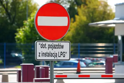Znak B2 "zakaz wjazdu" z tabliczką informującą, że dotyczy pojazdów z instalacją LPG.