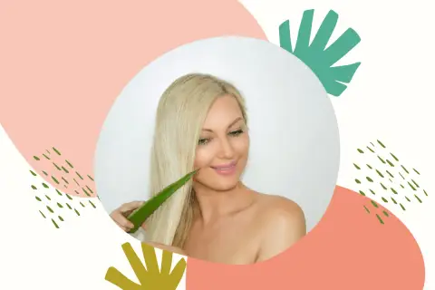 Blondynka z uśmiechem dotyka włosów liściem aloesu, który może być naturalnym żelem aloesowym na włosy.