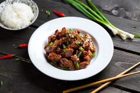 Pyszny kurczak po wietnamsku, oryginalny przepis, podany z ryżem i szczypiorkiem.