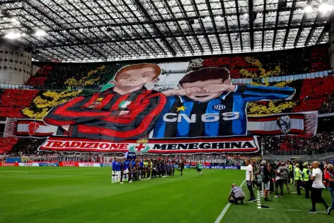 Wielka oprawa kibiców na San Siro, przedstawiająca dwóch chłopców w barwach klubów piłkarskich z Mediolanu.