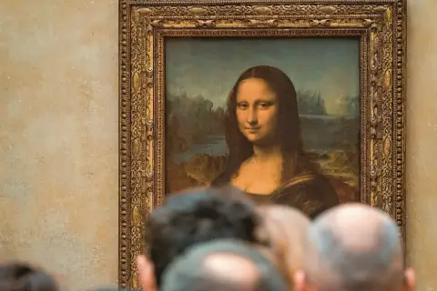 Zagadkowa Mona Lisa, której tożsamość wciąż fascynuje, spogląda z obrazu.