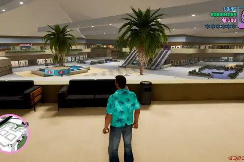 Gracz w GTA Vice City na PS5 w centrum handlowym, otoczony palmami i sklepami.