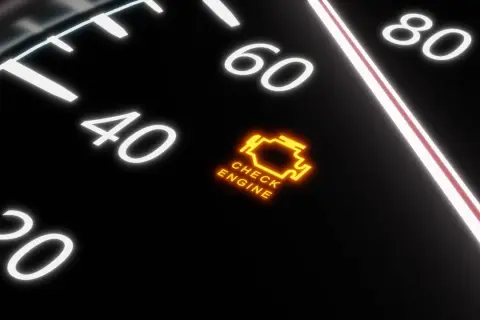Pomarańczowy, migający symbol "check engine" na desce rozdzielczej.