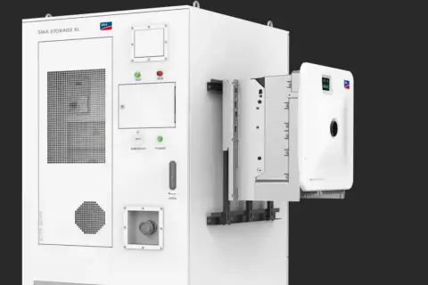 Biała jednostka SMA STORAGE XL z przyciskiem EPO. Kto używa epo? Systemy magazynowania energii, instalatorzy i serwisanci.
