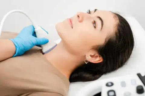 Badanie USG tarczycy u młodej kobiety.