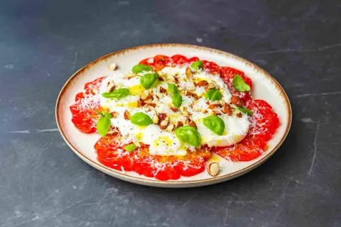Caprese z burratą i migdałami – idealne na letnie dni. Proste i pyszne przepisy na dieta śródziemnomorska.