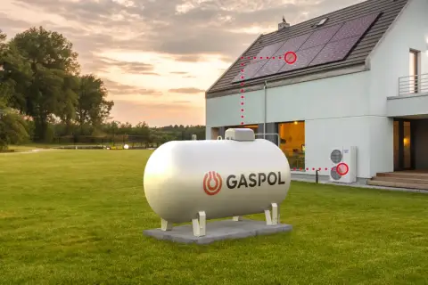 Zbiornik na gaz Gaspol na trawniku przed nowoczesnym domem z panelami słonecznymi. Sprawdź dzierżawa zbiornika na gaz Gaspol cena.