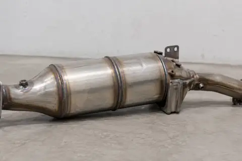 Metalowy element układu wydechowego samochodu, prawdopodobnie emulator DPF.