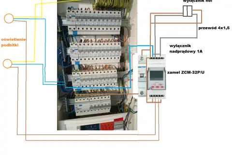 Schemat instalacji elektrycznej z oświetleniem podbitki. Widać tu rozdzielnicę z wyłącznikami i przekaźnikiem czasowym. Jaki przewód do oświetlenia podbitki?