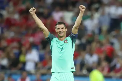 Ronaldo świętuje zwycięstwo Portugalii na Euro.