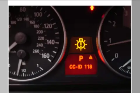 BMW Kontrollleuchten gelb: Das Symbol für die Außenbeleuchtung leuchtet gelb auf, daneben steht "CC-ID 118".
