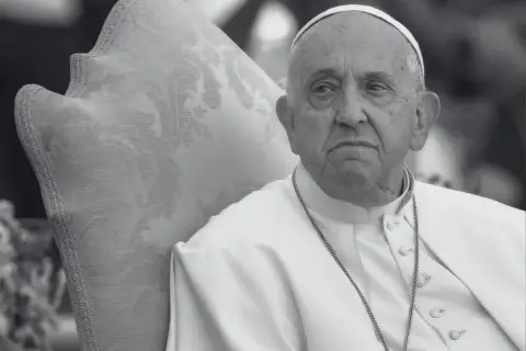 Papież Franciszek siedzi na ozdobnym krześle. Wiele osób zastanawia się, ile lat ma papież.