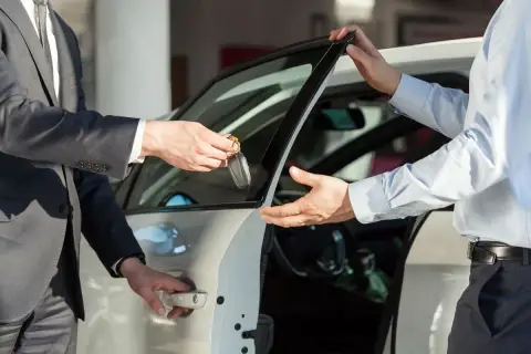 Przekazanie kluczyków do nowego auta. Idealne rozwiązanie dla Ciebie – leasing dla osoby prywatnej.