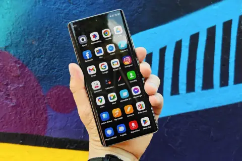 Smartfon z kolorowym tłem. Na ekranie widoczne ikony aplikacji, pomocne przy tworzeniu rankingu telefonów do 1500.