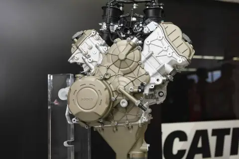 Motor V4 Ducati, una obra de ingeniería expuesta sobre un soporte transparente.